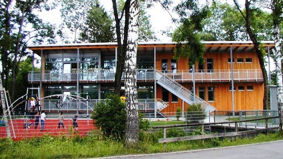 Kinder auf dem Spielplatz vor dem Insel Hort Süd