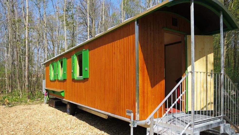 Bauwagen Waldkindergarten von Bäumen umgeben