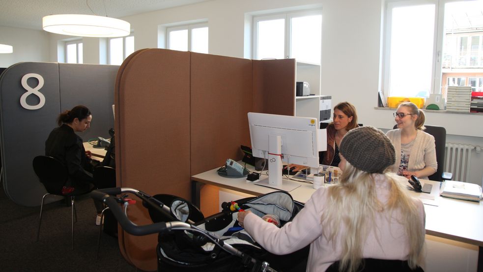 Mitarbeiterinnen beraten Kundin im Bürgerbüro