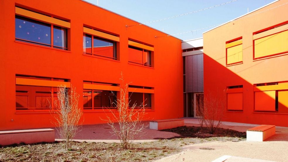 Gebäude in leuchten oranger Farbe