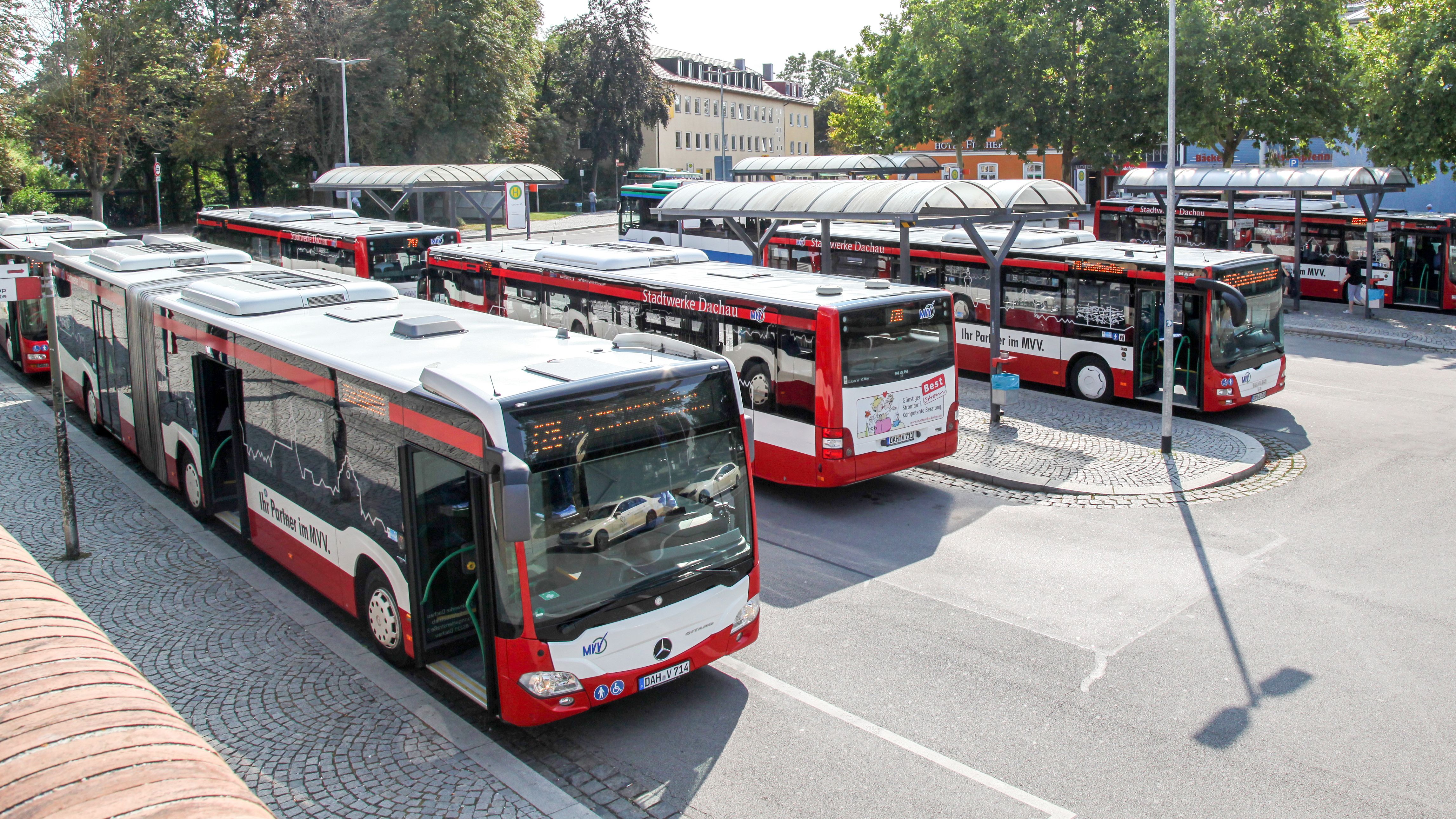 Busbahnhof mit vielen Bussen