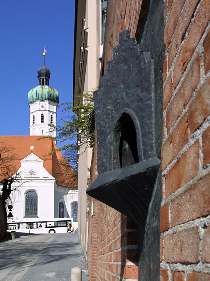 Außenfassade der St. Jakobskirche in Dachau mit Kirchturm