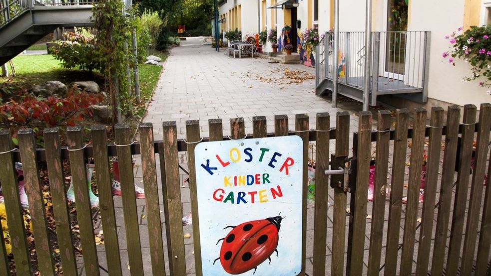 Bunt gestaltetes Eingangstor zum Klosterkindergarten