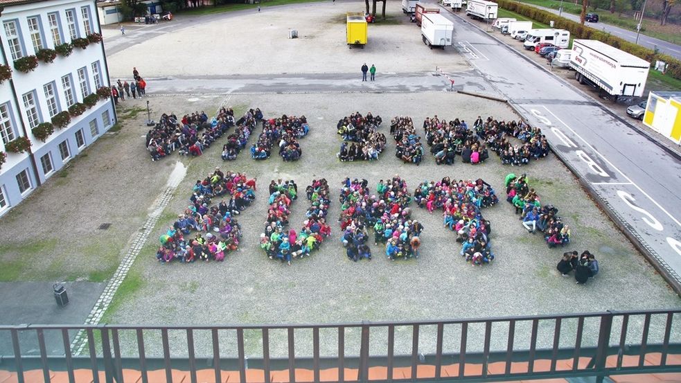 Luftbild von Menschen in der Formation Wir sind bunt