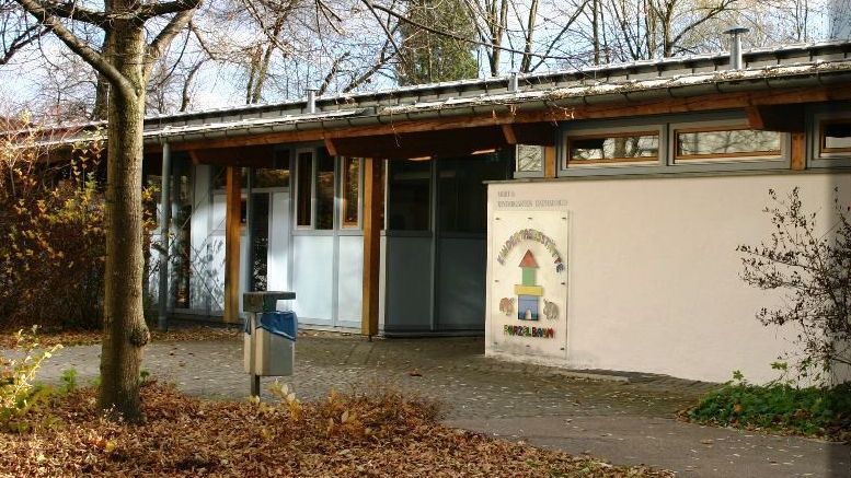 Hauseingang Schild und Kindergarten Logo