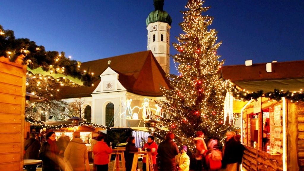 Menschen beim Besuch des Dachauer Christkindlmarktes