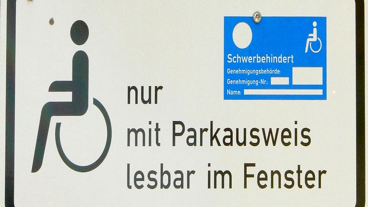 Verkehrsschild für Behinderte "Parken nur mit Parkausweis"