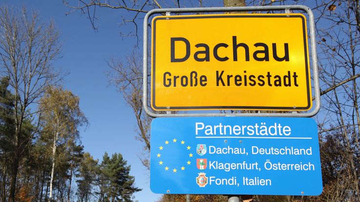 Orteinfahrtsschild von Dachau mit Städtepartnerschaften