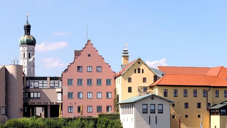 Komplette Außenansicht des Rathauses der Stadt Dachau