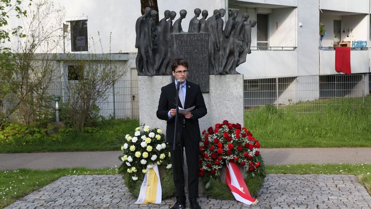 OB Hartmann vor dem Todesmarschmahnmal