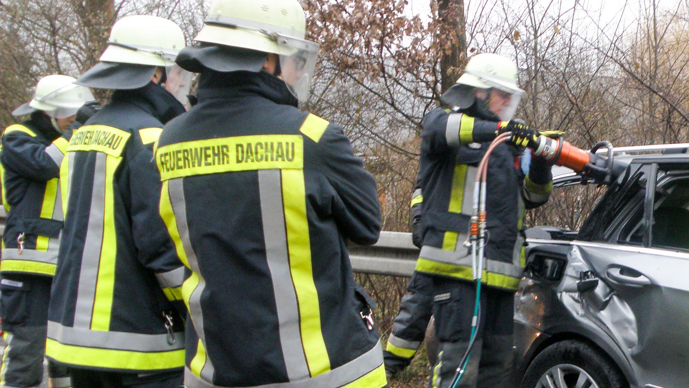Feuerwehr-Männer im Einsatz bei einem Verkehrsunfall