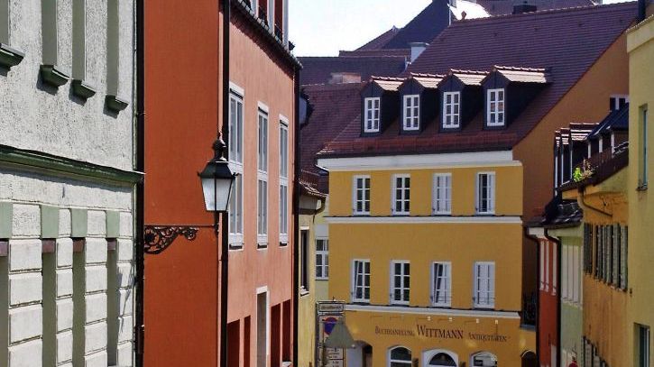 Altstadthäuser mit Fassaden in Grau Orange und Gelbtönen