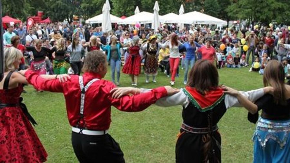 Tanzvorführung auf einer Wiese