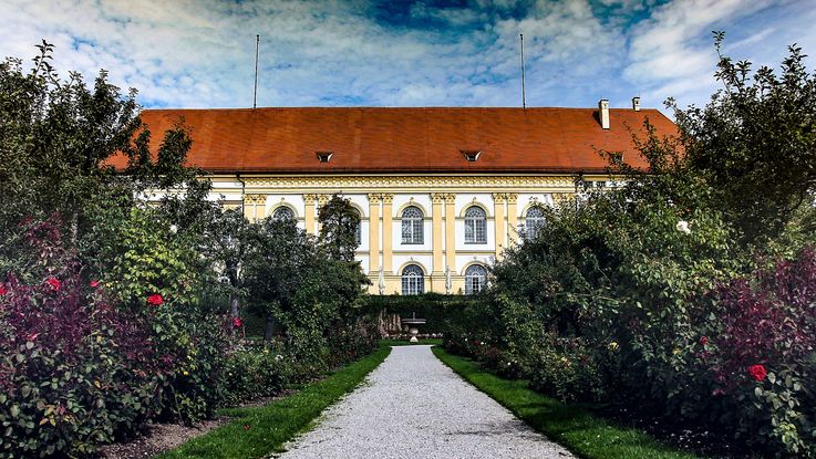 Blick durch den Hofgarten über Kiesweg auf das Schloss Dachau