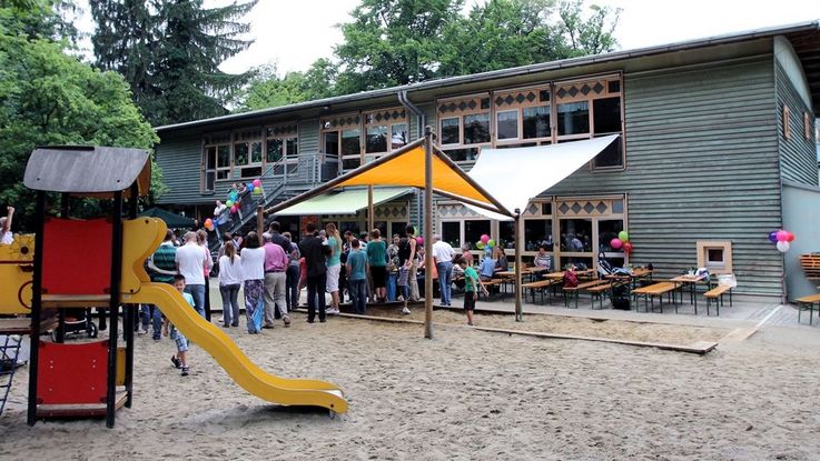 Außenansicht Waldfest Kindergarten Adalbert