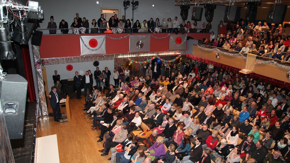 Veranstaltung in einem Saal mit Balkon