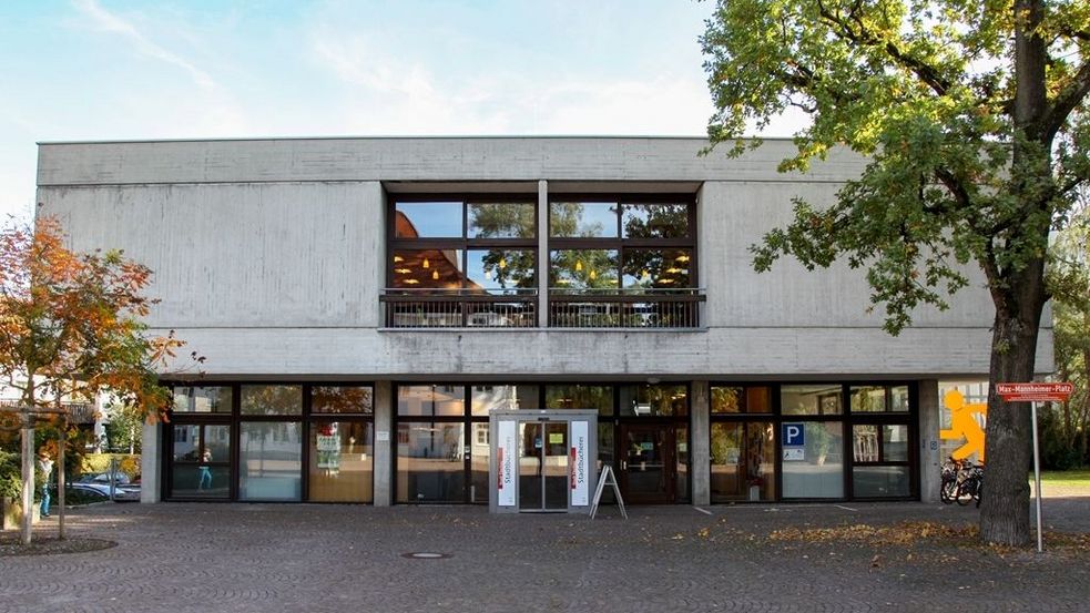 Außenansicht Stadtbücherei mit großen Vorplatz