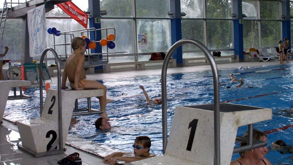 Kinder beim Schwimmen im Hallenbad