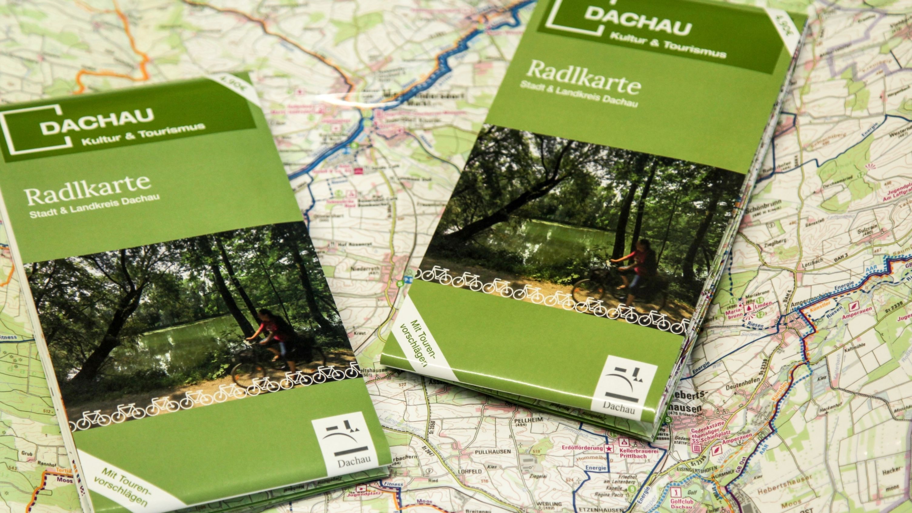 Foto von 2 Radlkarten Dachau und Landkreis Dachau auf aufgefalteter Radlkarte