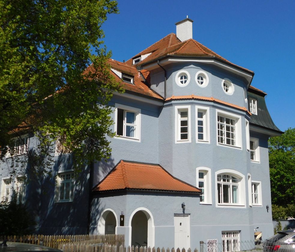 Blaues Künstlerhaus in Dachau mit Erkern und rotem Dach in der Herzog-Albrecht-Straße