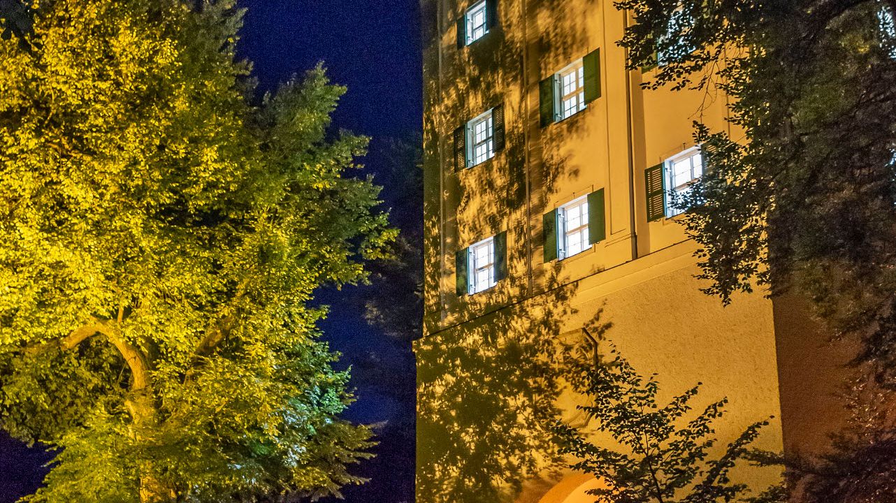 Photo of "Wasserturm" former water tower in Dachau, illuminated at night. Photo: City of Dachau @Udo Bernhard