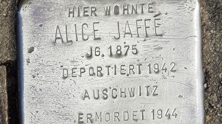 Bronzener Gedenkstein, sogenannter Stolperstein zum Gedenken an Alice Jaffé