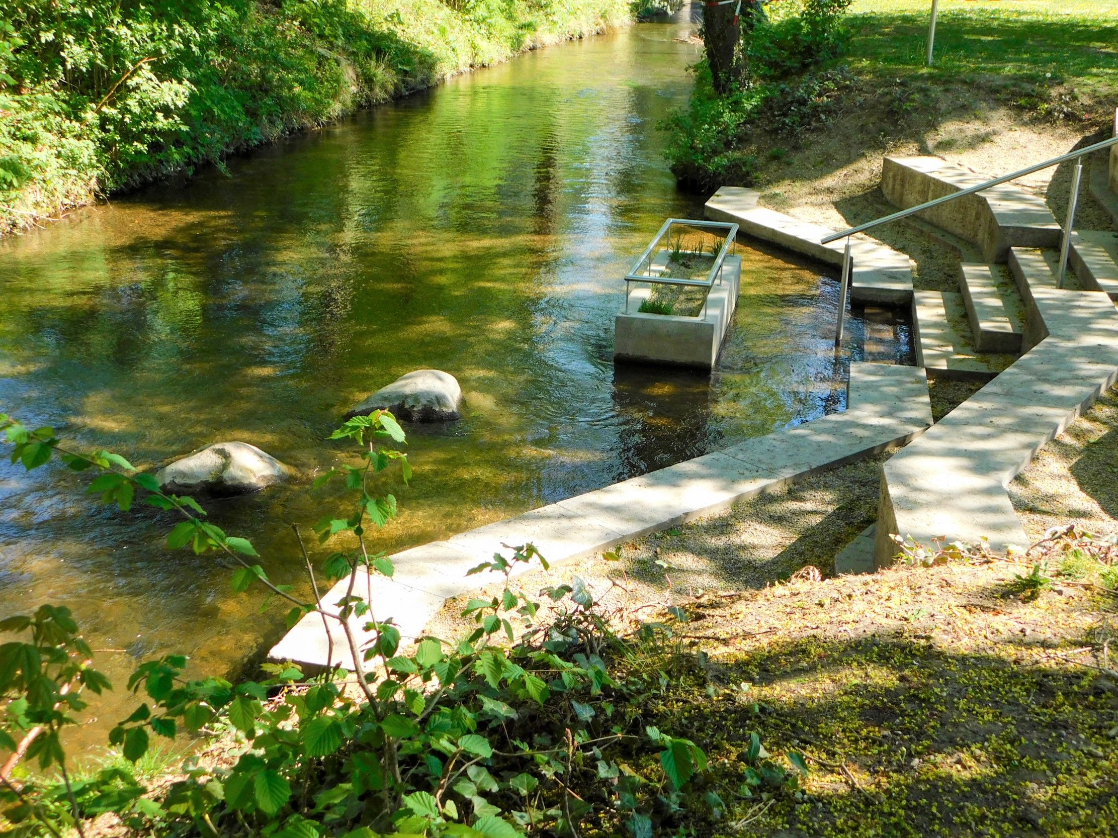 Wassertretanlage im Moorbad-Park, Treppen führen in den Ascherbach