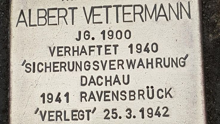 Frisch verlegter Gedenkstein, sogenannter Stolperstein zum Gedenken an Albert Vettermann