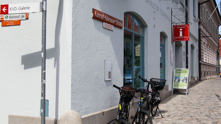 Fahrräder vor Tourist-Information in Dachau