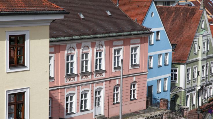 Foto der Dachauer Altstadt: Rathaus 2, Bezirksmuseum Dachau, blaues Geschäftshaus danach der Kochwirt. Foto: Stadt Dachau