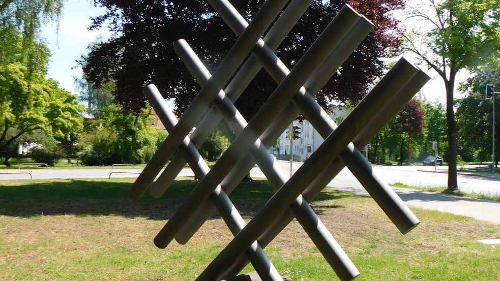 Skulptur aus überkreuzten Stäben