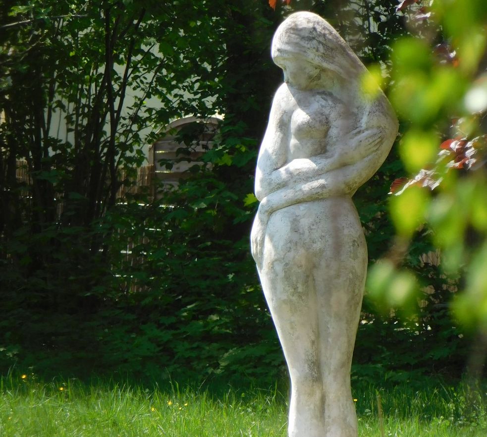 Fotografie einer weiblichen Statue im Garten