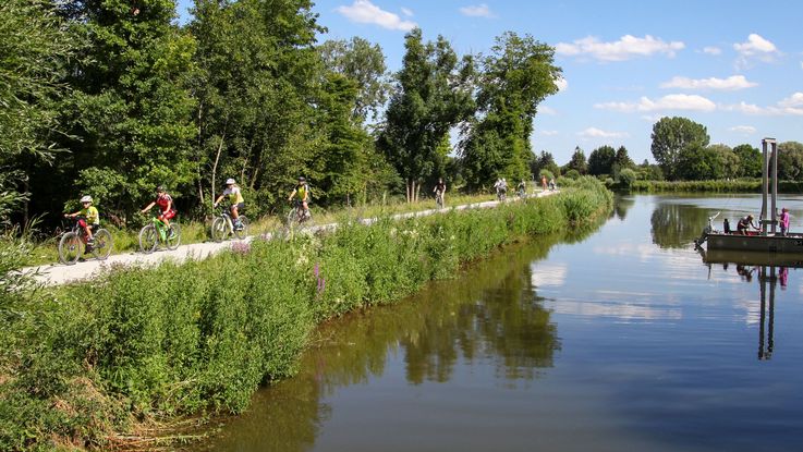 Amper in Dachau, links im Bild verläuft ein Radweg, rechts im Bild eine kleine Fähre über den Fluss