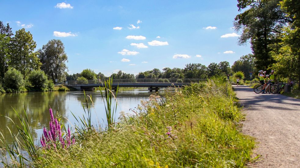 Amper-Radweg am Flussbett bei blauem Himmel