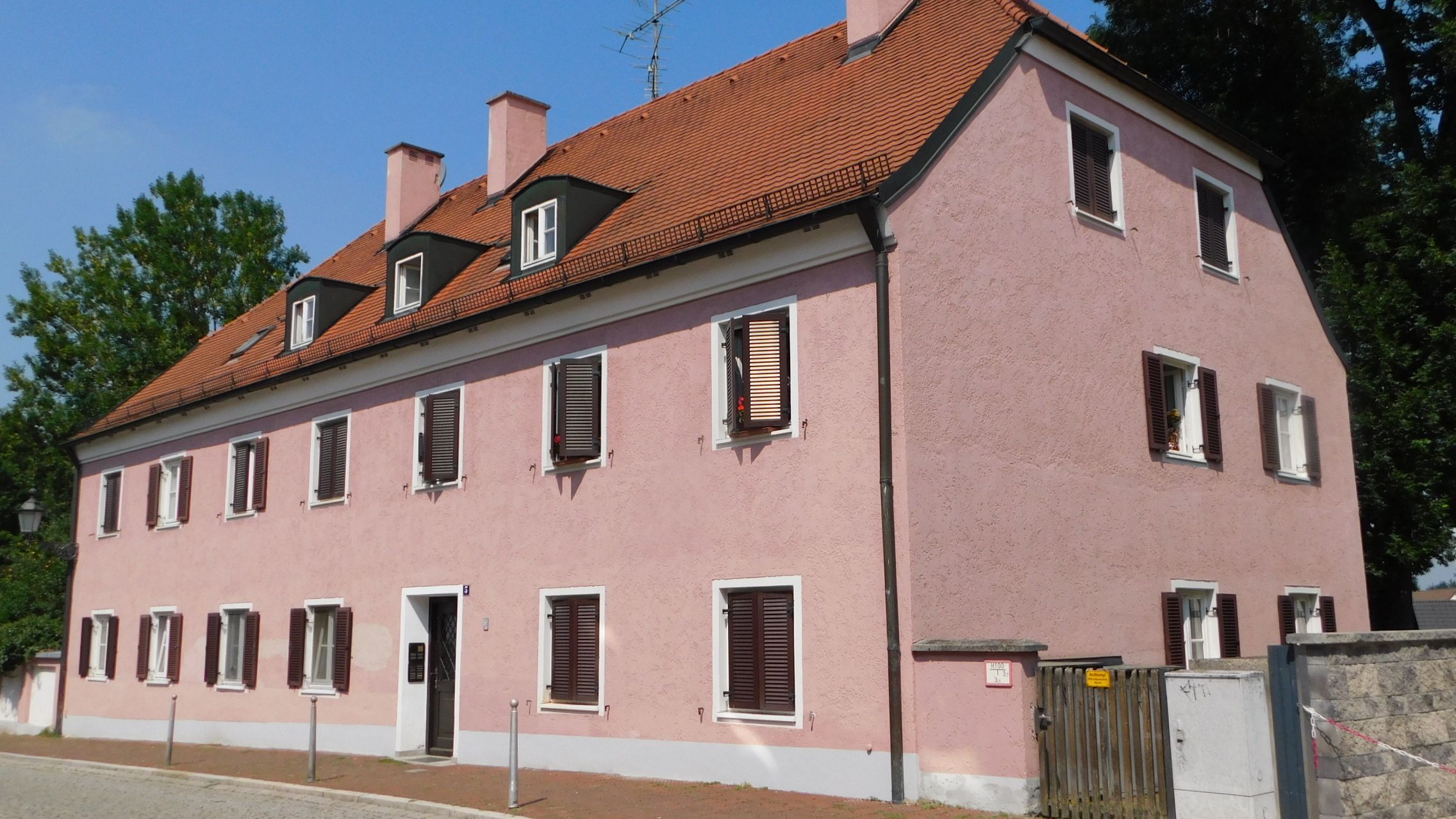 House near old cemetery in Dachau