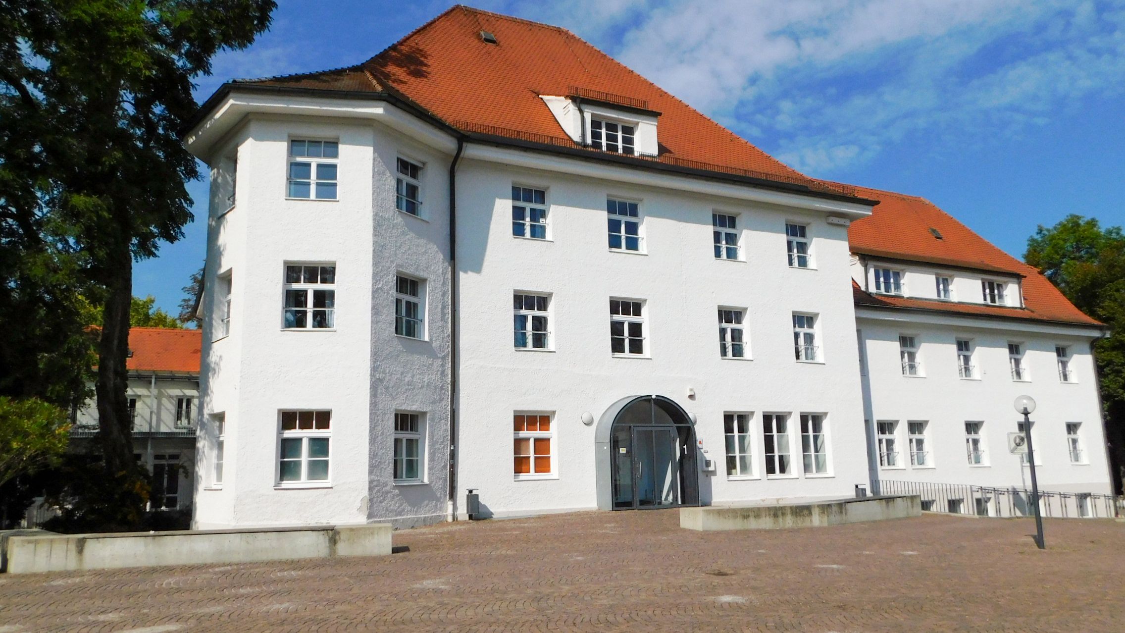 Fotografie der Scheibner Wirtschaftsschule in Dachau, das ehemalige Moorbad