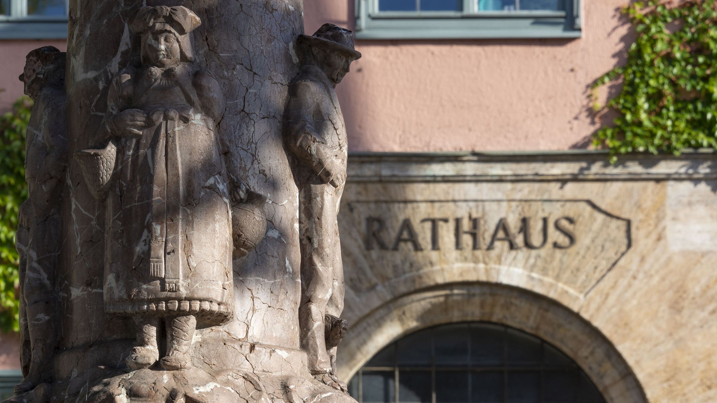 Taschner-Brunnen mit Rathaus im Hintergrund