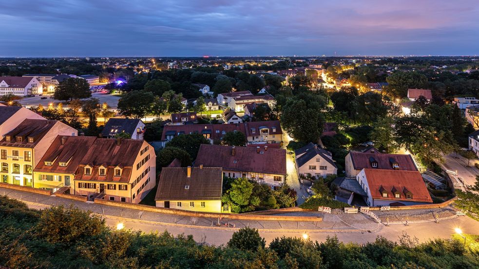 Blaue Stunde - Blick von der Schlossmauer auf Dachaus Lichter und München im Hintergrund. Foto: Stadt Dachau, @Wolfgang Größlinger