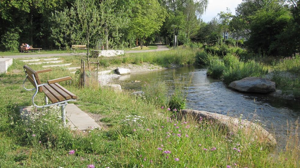 Renaturierter Flussabschnitt der Würm in Dachau